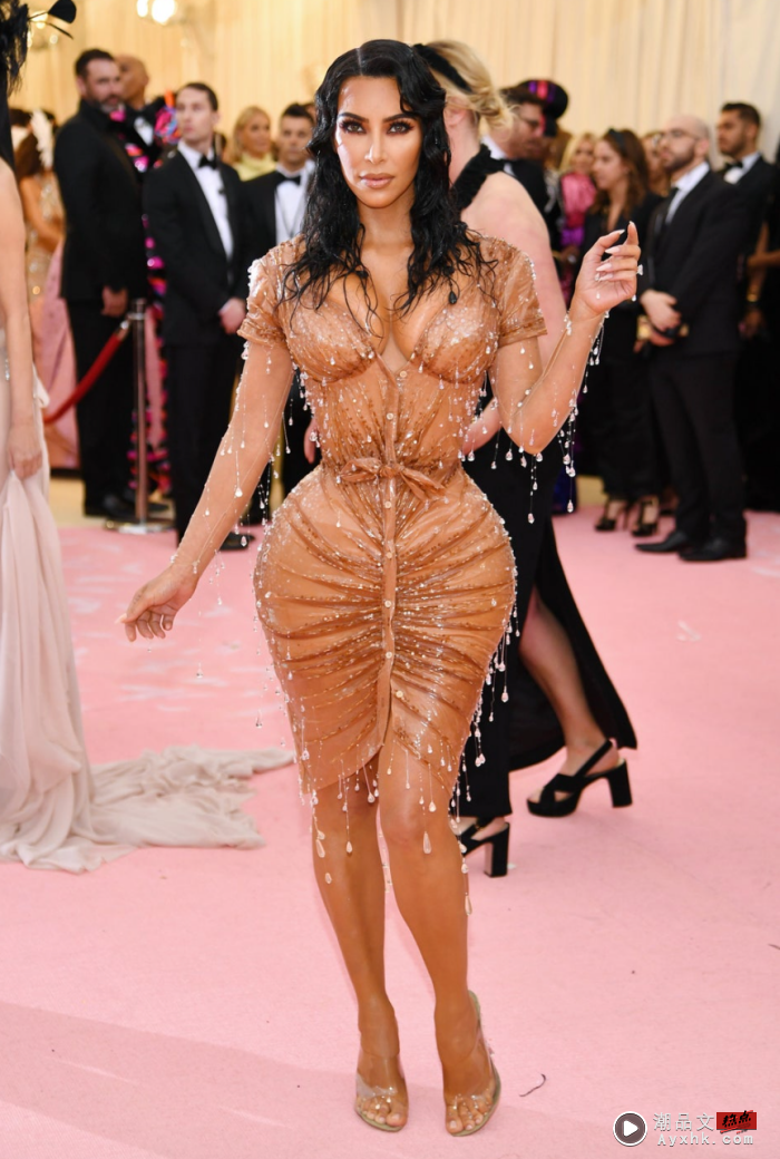 Style｜谁能比她狂？Kim Kardashian 全身缠满“黄X胶纸”出席时装秀 更多热点 图7张